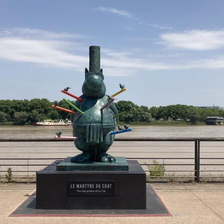 Vingt chats sur les quais pour fêter le vin