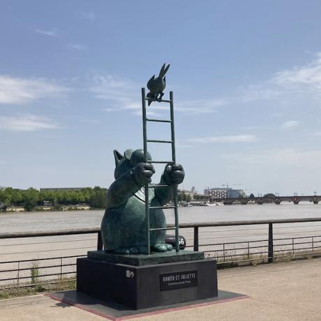 Vingt chats sur les quais pour fêter le vin