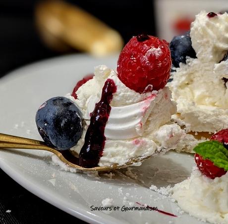 Pavlova aux framboises et myrtilles. Pavlova aux framboises et myrtilles.