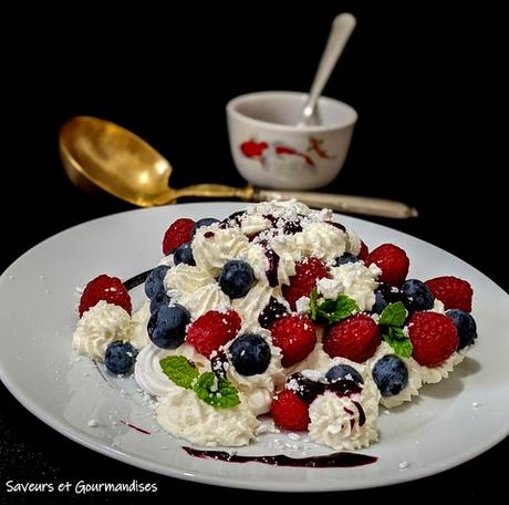 Pavlova aux framboises et myrtilles. Pavlova aux framboises et myrtilles.