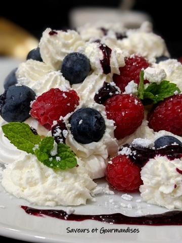 Pavlova aux framboises et myrtilles. Pavlova aux framboises et myrtilles.