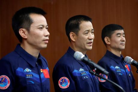 les taïkonautes chinois Nie Haisheng Liu Boming et Tang Hongbo se tiennent devant les micros lors d'une conférence de presse