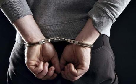 Un homme de Delhi arrêté pour s'être fait passer pour un flic et avoir volé un téléphone portable