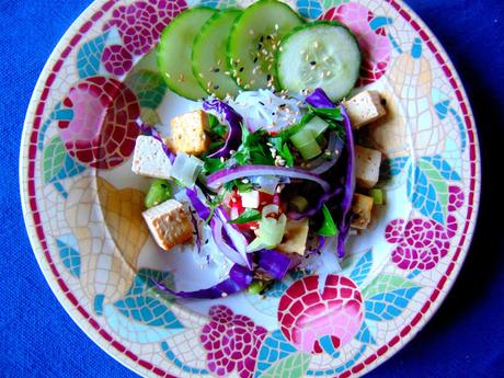 Tofu et salsa de fraises sur nouilles de riz