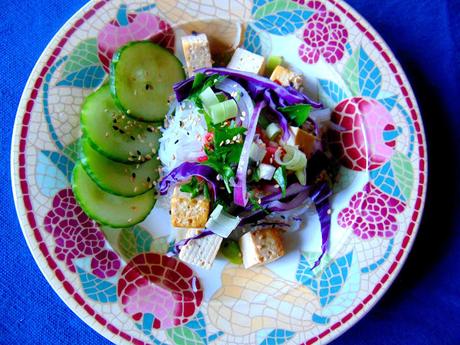 Tofu et salsa de fraises sur nouilles de riz