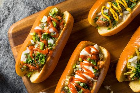 Envie d’un barbecue végétarien ? 5 Idées recettes de street food au barbecue barbecue végétarien hot dog saucisses haricots