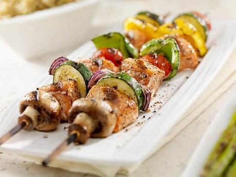 Envie d’un barbecue végétarien ? 5 Idées recettes de street food au barbecue barbecue végétarien brochette tofu mariné