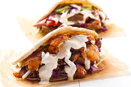 Envie d’un barbecue végétarien ? 5 Idées recettes de street food au barbecue barbecue vegan pain pita champignon grillé sauce blanche