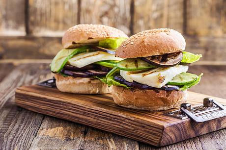 Envie d’un barbecue végétarien ? 5 Idées recettes de street food au barbecue barbecue végétal hamburger halloumi végétarien