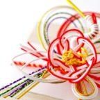 Le mizuhiki est à base de tuyaux en polyester comme le scoubidou