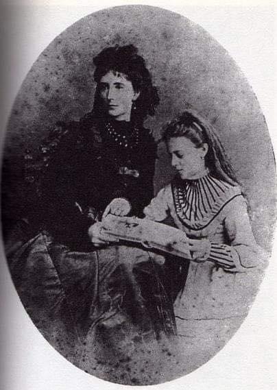 Henriette Mendel, baronne de Wallersee, et sa fille Marie, future comtesse Larisch