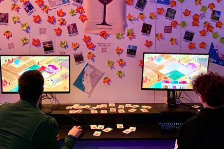 Personnes jouant à Hundred Days, un jeu vidéo de vinification