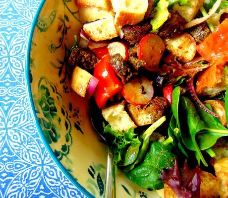 Panzanella aux saucisses végétales forestières