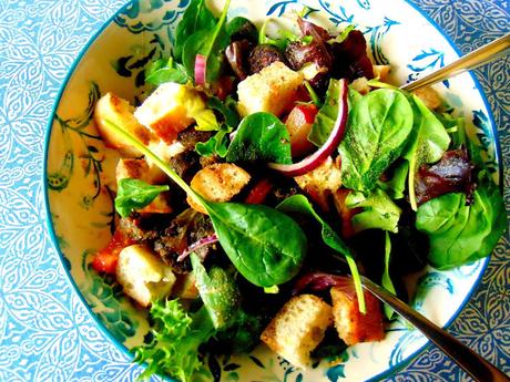Panzanella aux saucisses végétales forestières