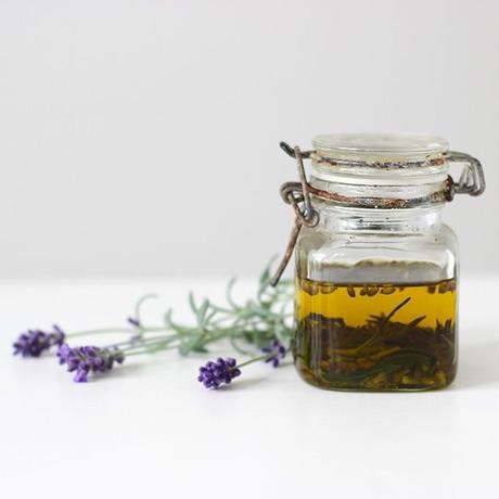 recette huile végétale fleurs séchées bocal verre hermétique