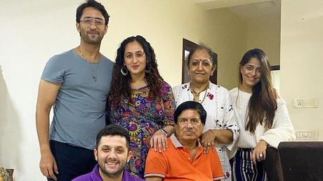 Shaheer Sheikh a partagé une nouvelle photo de lui avec sa femme Ruchikaa Kapoor et sa famille.
