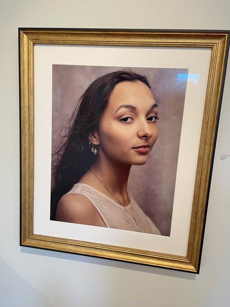 La collection de portraits créatifs d’un photographe local est exposée dans la partie sud La collection de portraits créatifs d’un photographe local est exposée dans la partie sud