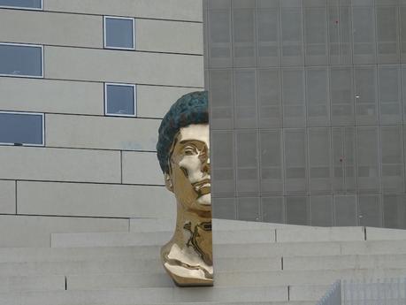 Un détail de plus de trois mètres de haut Un détail de plus de trois mètres de haut