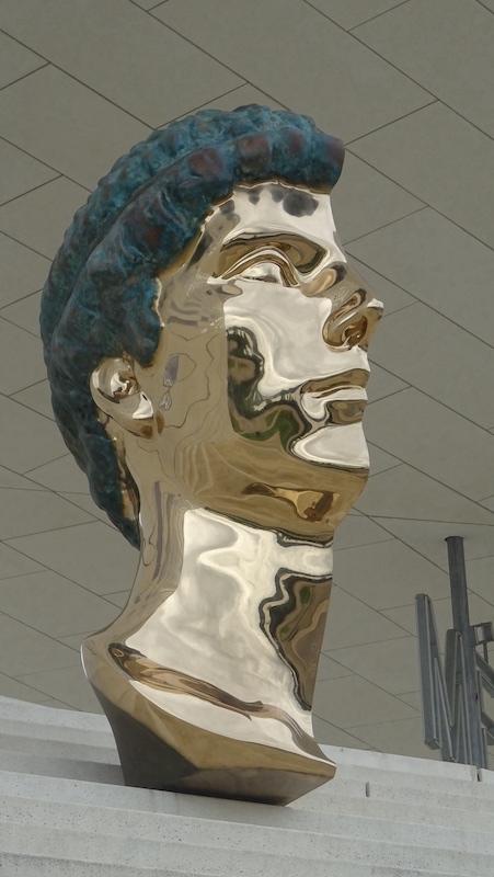 Un détail de plus de trois mètres de haut