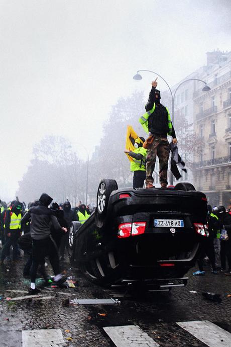 hannibal volkoff - gilet jaune fait un goigt sur voiture renverse - photographie numrique - 2018