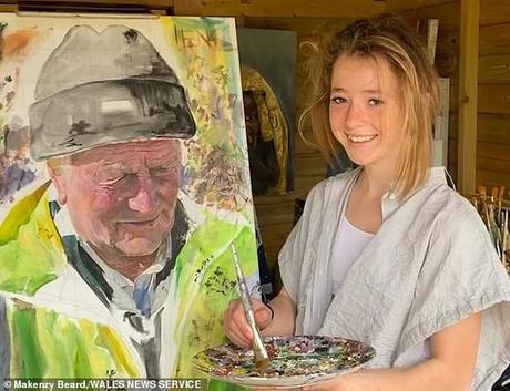 Makenzy Beard (photographiée à côté du tableau), 14 ans, a emprunté des peintures et des pinceaux à sa mère et a commencé à travailler sur des toiles à l'intérieur de son abri de jardin à Gower, dans le sud-ouest du Pays de Galles