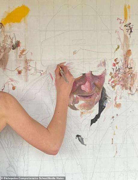 Mme Beard a soumis un portrait de son voisin (photographié pendant le processus de peinture) pour une place dans une exposition prestigieuse - et a battu 33 000 autres participants pour gagner une place