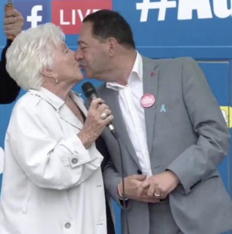 Bon anniversaire à mon amie Line Renaud ! LineRenaudJlrbise.jpg