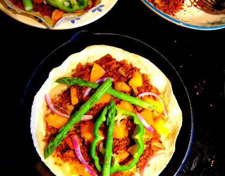 Pizza à la poêle, au haché de brocoli et pommes de terre, sur tortilla Pizza à la poêle, au haché de brocoli et pommes de terre, sur tortilla