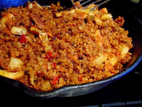 Pizza à la poêle, au haché de brocoli et pommes de terre, sur tortilla Pizza à la poêle, au haché de brocoli et pommes de terre, sur tortilla