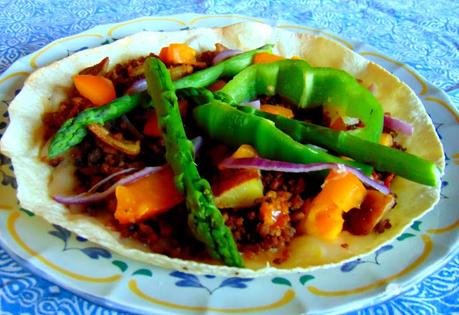 Pizza à la poêle, au haché de brocoli et pommes de terre, sur tortilla Pizza à la poêle, au haché de brocoli et pommes de terre, sur tortilla