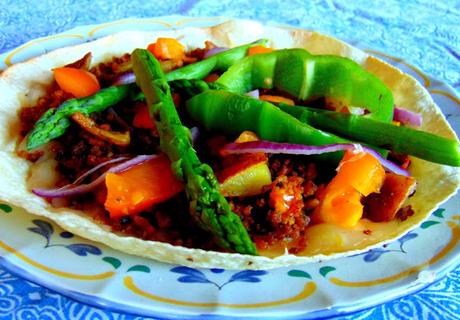 Pizza à la poêle, au haché de brocoli et pommes de terre, sur tortilla Pizza à la poêle, au haché de brocoli et pommes de terre, sur tortilla