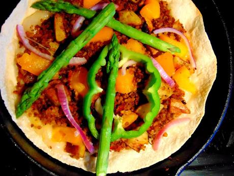 Pizza à la poêle, au haché de brocoli et pommes de terre, sur tortilla Pizza à la poêle, au haché de brocoli et pommes de terre, sur tortilla