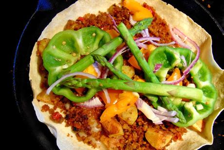 Pizza à la poêle, au haché de brocoli et pommes de terre, sur tortilla Pizza à la poêle, au haché de brocoli et pommes de terre, sur tortilla