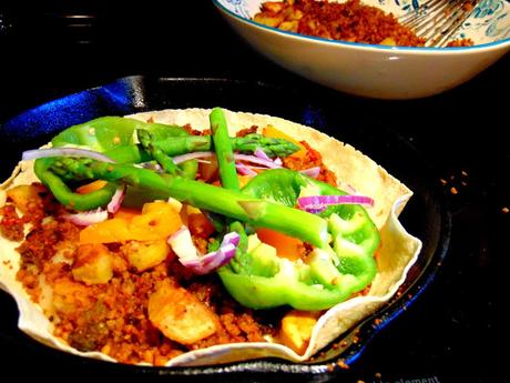 Pizza à la poêle, au haché de brocoli et pommes de terre, sur tortilla Pizza à la poêle, au haché de brocoli et pommes de terre, sur tortilla