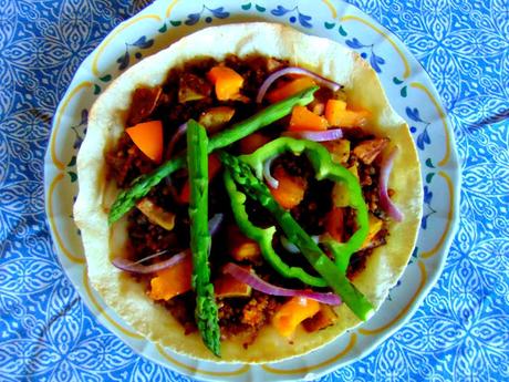 Pizza à la poêle, au haché de brocoli et pommes de terre, sur tortilla Pizza à la poêle, au haché de brocoli et pommes de terre, sur tortilla