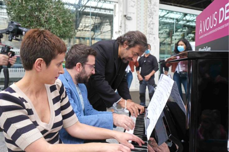 PIANOS EN GARES - #SNCF remet les pianos en gares pour les grands départs !