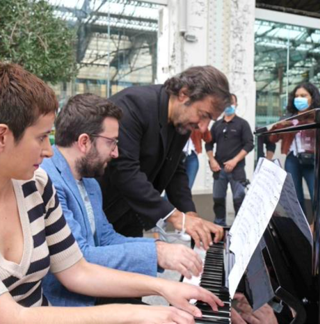 PIANOS EN GARES - #SNCF remet les pianos en gares pour les grands départs !