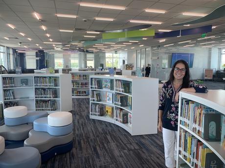 La directrice de la bibliothèque du comté de Monroe, Kimberly Matthews, à la nouvelle bibliothèque de Marathon.