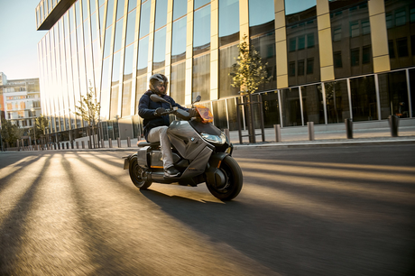 BMW présente son scooter électrique au design futuriste