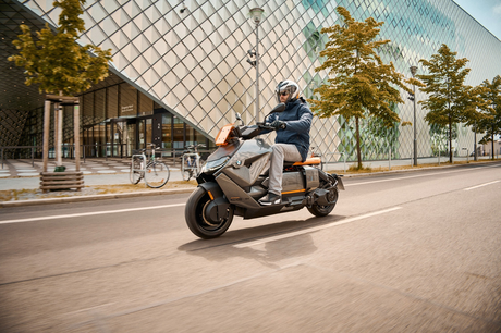 BMW présente son scooter électrique au design futuriste