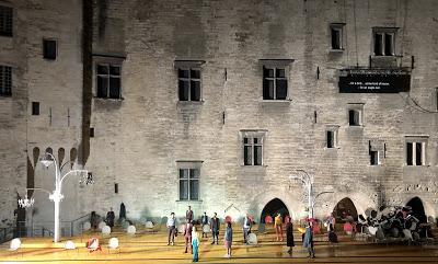 La Cerisaie d’Anton Tchekhov mise en scène par Tiago Rodriguez dans la Cour d’honneur du Palais des papes