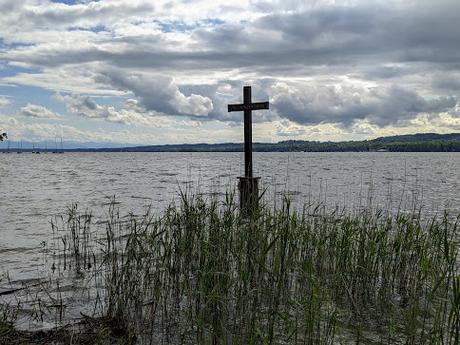Gedenkkreuz am Starnbergersee und Votivkapelle — 9 Bilder /9 photos — La croix du souvenir et la chapelle votive au lac de Starnberg