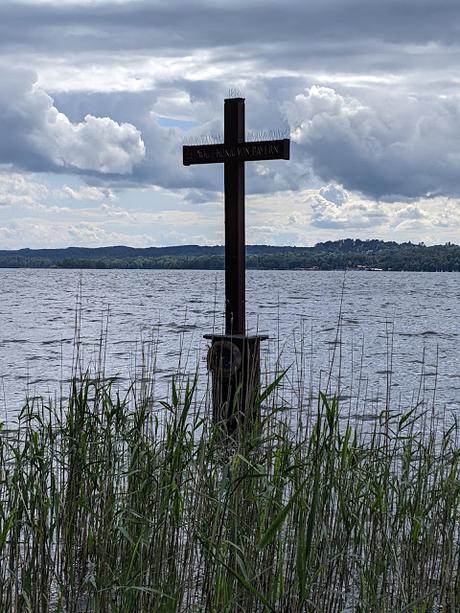 Gedenkkreuz am Starnbergersee und Votivkapelle — 9 Bilder /9 photos — La croix du souvenir et la chapelle votive au lac de Starnberg