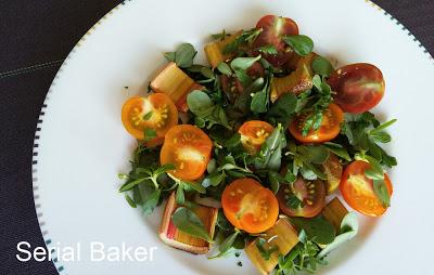 Salade de pourpier, tomate et rhubarbe rôtie au vinaigre balsamique