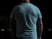 suis retourné, pris dans courant foule sous intense clair terre.