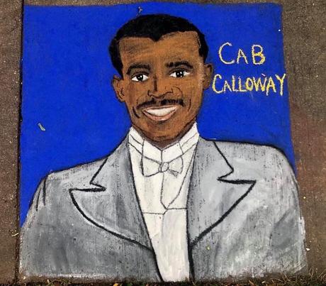 L’artiste de Bay View, Lana Holman, a dessiné plus de 80 portraits à la craie Holman a également dessiné Cab Calloway, une célèbre artiste de jazz, dans le cadre de sa série sur les musiciens noirs. Dans sa biographie publiée sur les réseaux sociaux, Holman a inclus une anecdote sur l'époque où, en 1945, Calloway et un ami ont été battus et arrêtés pour avoir tenté d'entrer dans une salle de bal réservée aux Blancs pour regarder un spectacle.