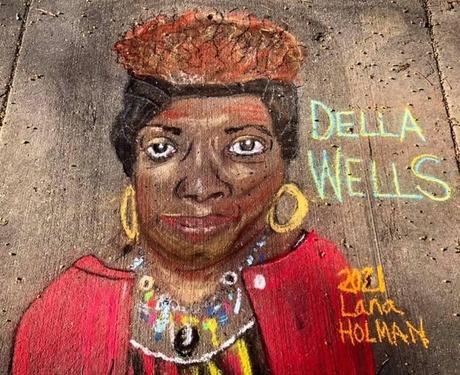 En plus de dessiner un portrait à la craie, Lana Holman a interviewé l'artiste de Milwaukee Della Wells sur sa vie et ses perspectives sur le racisme et la justice raciale dans sa ville natale.  Le portrait de Wells fait partie d'une série cet été sur les célèbres Milwaukeeans.
