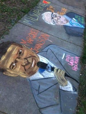 L’artiste de Bay View, Lana Holman, a dessiné plus de 80 portraits à la craie L'artiste Lana Holman a attiré les diffuseurs de Milwaukee Bucks Marques Johnson et Jim Paschke sur son trottoir en mai lorsque Paschke a annoncé sa retraite. Holman a également surpris Paschke avec une aquarelle des deux diffuseurs lors d'une émission d'avant-match.