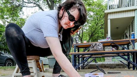 L’artiste de Bay View, Lana Holman, a dessiné plus de 80 portraits à la craie