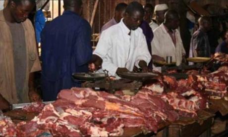 Cameroun – Au marché : La viande de bœuf et la tomate coûtent chers